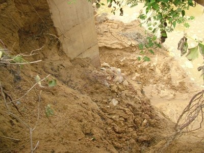 Hà bá “nuốt” làng sau lũ  - 2